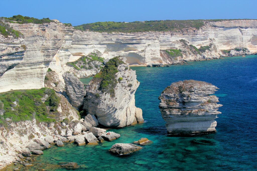 boat charter corsica - cliffs